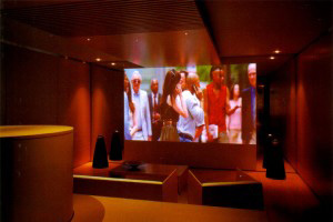 THE GEKIJYO / 住空間が劇場に。襖のスクリーンが空間を劇的に変化させます。BeoLab9