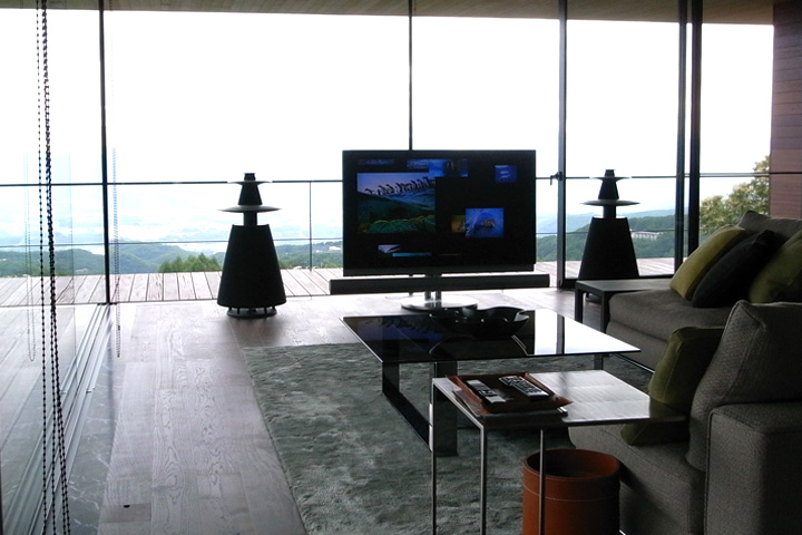 K邸 / 開放的なピクチャービューを背景に、Bang&Olufsenのモニターシステム BeoVision 7-55、スピーカー BeoLab5 が美しく佇みます
