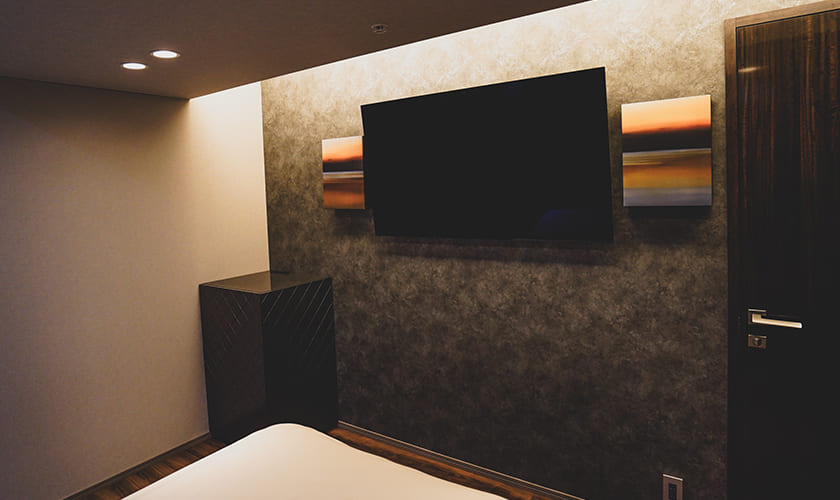 テレビ壁掛けと音響パネルを組み合わせたインテリア