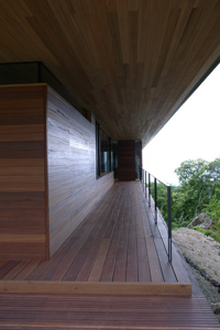 斜面から突出すように建てられたモダンな住宅 image ht59h