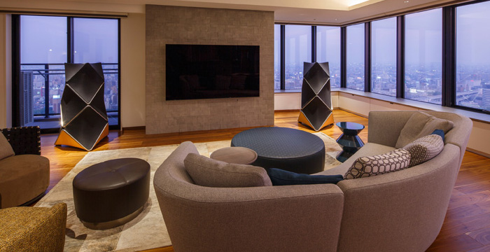 image 4K 85インチのテレビモニターと両サイドにBang&Olufsen：BeoLab90