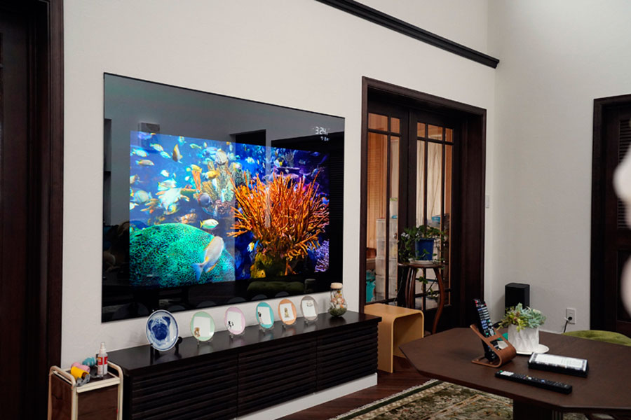 ミ有機ELテレビの鮮やかな色彩が浮かび上がります。機器は下方のボードにインストールしました。 image