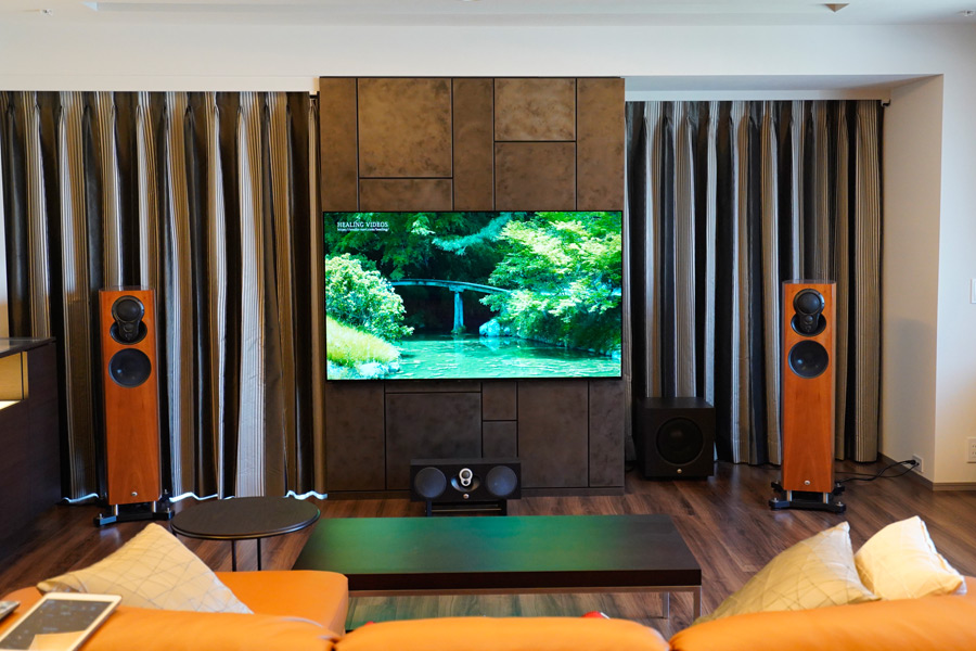 65インチ有機ELテレビをセンターに配し左右にLINN:EXAKT AKUBARIK image
